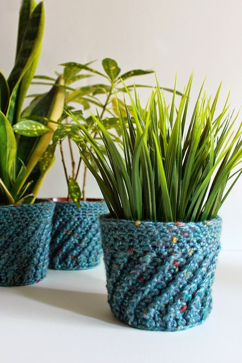 Spiral Crochet Planter Cover | Crochet a spiral planter cover for your 4-inch plants with this quick pattern. | The Inspired Wren Knit Plants, Crochet Planter Cover, Crochet Planter, Color Layout, Planter Cover, Crochet Plant Hanger, Afghan Squares, Spiral Crochet, Crochet Bowl