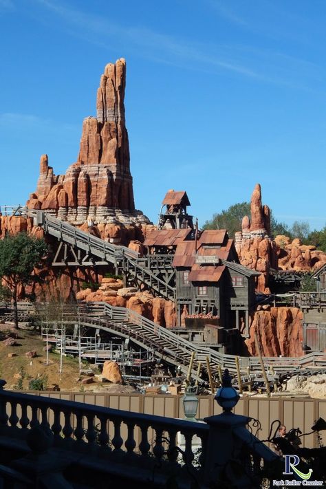 Disneyland Big Thunder Mountain, Disneyland Painting, France Disneyland, Disneyland Paris Aesthetic, Disneyland Paris Attractions, Disneyland Images, Disney World Pictures Ideas, Disneyland Paris Rides, Big Thunder Mountain