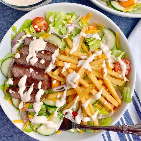 Pittsburgh Salad, Steak And Fries, Burger With Fries, Crinkle Fries, Ways To Cook Steak, Steak Salad Recipe, Bunless Burger, Creamed Cucumbers, Ny Strip Steak