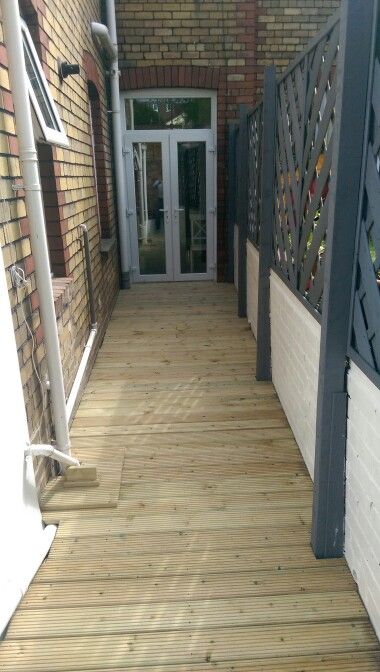 Side Return Decking, Narrow Alleyway Ideas, House Alleyway Ideas, Side Yard Ideas Narrow Between Houses, Alleyway Garden, Side Yards Ideas Narrow, Side Return Garden Ideas, Garden Ideas Terraced House, Side Return Garden