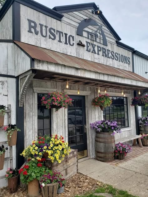 Rustic Store Fronts, Small Market Store Design, Farm Shop Ideas, Farm Store Ideas, Farm Market Ideas, Country Store Display, Farmhouse Shop, Feed Store, Outdoor Shop