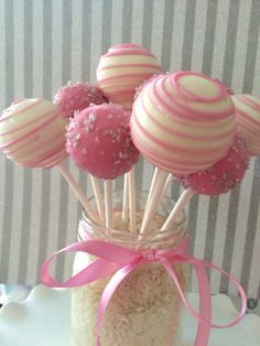 Pink Candy Skewers, Pink Cakepops Ideas, Cakepops Ideas Decoration, Cake Pop Decorating Ideas, Pink Deserts, Tea Party Cake Pops, Pink And White Birthday Cake, Pink Cakepops, Cute Cake Pops