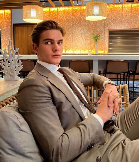 Oliver Kaasgaard on Instagram: "Saturday Night Fever" Old Money Style Men Casual, Suit Man Aesthetic, Guys In A Suit, Oliver Kaasgaard, Suit Aesthetic Mens, Men Suit Aesthetic, Man In Suit Aesthetic, Cool Guy Aesthetic, Men Aesthetic Photography