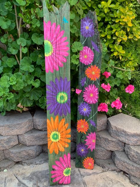 Colorful Daisies, Garden Fence Art, Yard Art Crafts, Plank Art, Wood Yard Art, Art Pole, Driftwood Art Diy, Garden Totems, Garden Poles