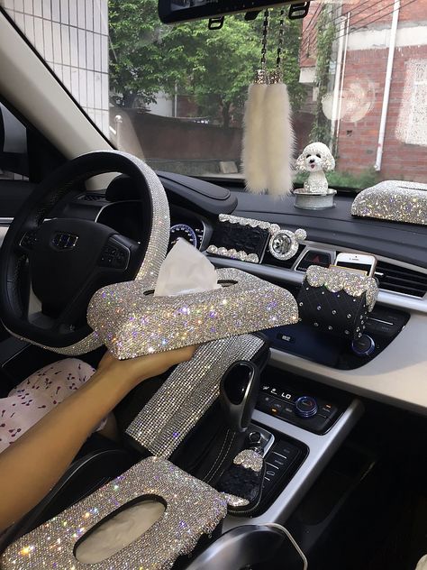 Car Accessories For Girls Interior, Auto Jeep, Diamond Car, Car Interior Diy, Bling Car Accessories, Corsa Classic, Girly Car Accessories, Interior Decoration Accessories, Car Deco