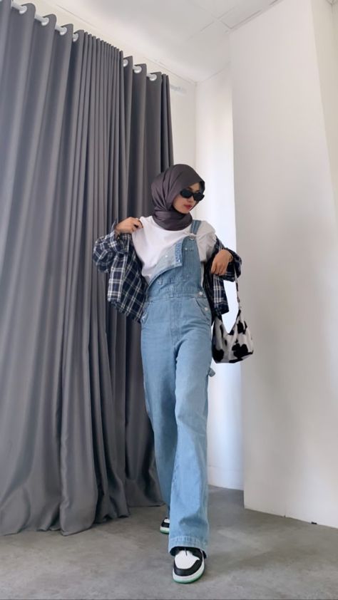 Ootd Overall Jeans, Outfit Baju Kodok, Outfit 90s Style Hijab, Overall Hijab, Outfit 90s Style, Hijabi Barbie, Jumpsuit Hijab, Outfit Konser, Fesyen Korea