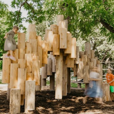 Japanese studio Kengo Kuma and Associates has teamed up with Canadian playground design company Earthscape to create a modular playground structure made of interconnected logs. Sustainable Playground, Sculptural Playground, Modular Playground, Mountain Playground, Forest Playground, Playground Landscape, Wood Playground, Modern Playground, Playgrounds Architecture