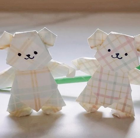 This bear 🐻 is very easy to fold! 👍🏻 It's so cute to stand on the desk❤️ Hope you guys like it😍 #origami #origamibear #cute #papercraft #diy #decoration Cute Small Origami Easy, Bear Origami Easy, Teddy Bear Origami, Origami Teddy Bear, Origami Stand, Cute Papercraft, Bear Origami, Origami Bear, Origami Animal