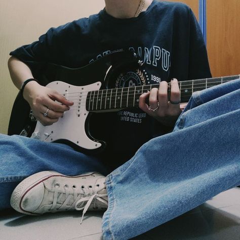 Guitar Boy Aesthetic, Guitar Aesthetic Boy, Guitar Player Aesthetic, Poses With Guitar, Boy With Guitar, Guitar Outfit, Boy Guitar, Playing Electric Guitar, Guitar Aesthetic