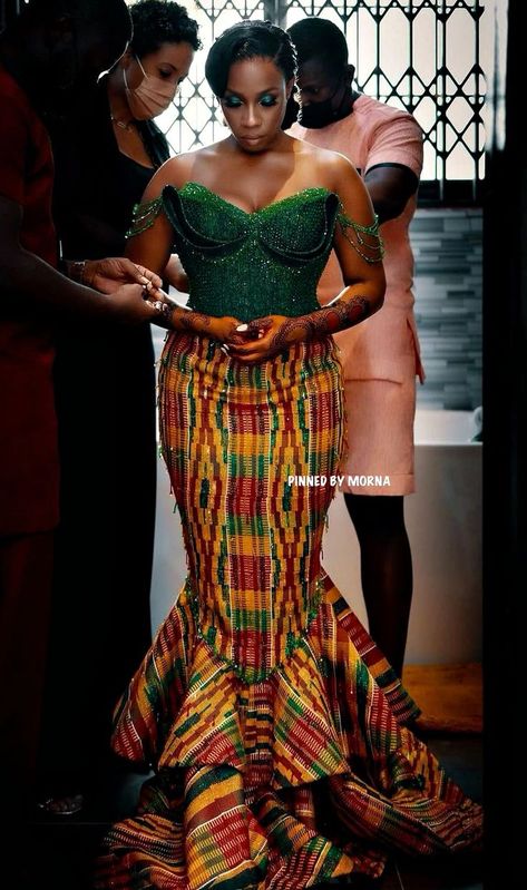 Ghana Wedding Dress, Pistis Ghana, Ghana Traditional Wedding, African Print Wedding Dress, Ghanaian Wedding, Couples African Outfits, African Bridal Dress, African Party Dresses, African Traditional Wedding Dress