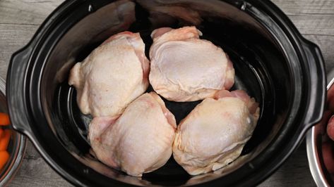 Put chicken in a slow cooker, but what goes on top turns it into an irresistible family meal Slow Cooker Kitchen, Garlic Chicken Recipes, Crockpot Dishes, Honey Garlic Chicken, Crock Pot Slow Cooker, Crockpot Recipes Slow Cooker, Crock Pot Cooking, Chicken Dishes Recipes, Family Meal