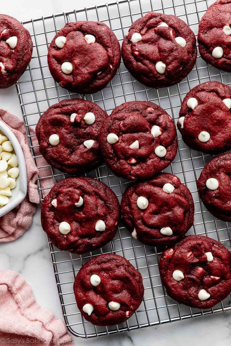 Red velvet cake inspired white chocolate chip cookies with vanilla, cocoa powder, and a little buttermilk to replicate a sweet slice of the popular cake. Festive and fun cookie for Valentine's Day or Christmas! Recipe on sallysbakingaddiction.com White Chocolate Chips Recipes, Red Velvet Chocolate Chip Cookies, Red Velvet Cookie Recipe, Red Velvet Chocolate, Red Velvet Desserts, White Chocolate Recipes, Velvet Cookies, White Chocolate Chip, Sally's Baking