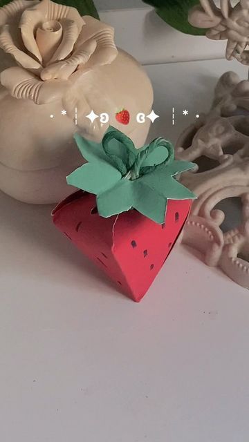 Diy Strawberry Gift, Gift Box Idea, Hello Kitty Gifts, Origami Gifts, Strawberry Gifts, Pinterest Diy Crafts, Handmade Paper Crafts, Paper Craft Diy Projects, Fun Easy Crafts