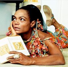 Eartha Kitt Celebrities Reading, Eartha Kitt, Vintage Black Glamour, Woman Reading, Girl Reading, African History, Famous Faces, Vintage Hollywood, Vintage Beauty