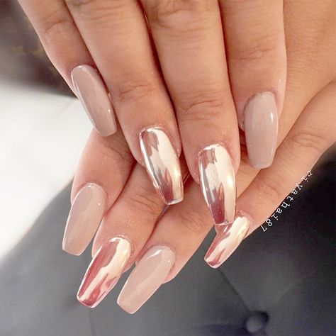 34 Amazing Chrome Nails Trends That Suit All Rose Gold Metallic Nails, Nails 2017 Trends, Metallic Nails Design, Gold Eyeliner, Metallic Nail Art, Chrome Nail Art, Chrome Nails Designs, Nail Art Glitter, Lady Mary