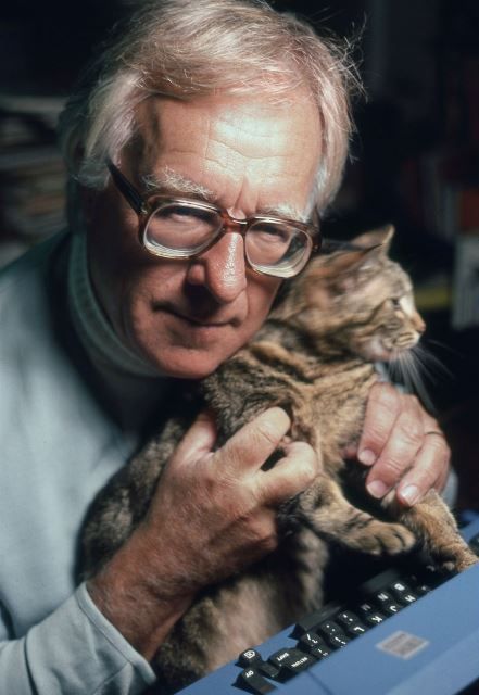 The Relationship Between Famous Writers & Their Cats Ray Bradbury Books, Mind Blowing Pictures, 19 Years Old, Nobel Prize In Literature, Poor Family, Colossal Art, Terry Pratchett, Ray Bradbury, Visual Culture