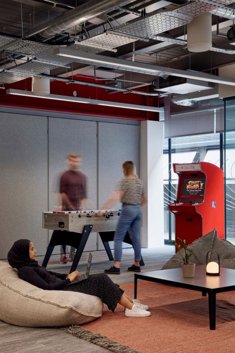 Games room with arcade game and foosball at Microsoft's London Accelerator Hub office Smart Home Dashboard, Google Office, Cool Office Space, Smart Office, Deco Studio, Office Games, Office Space Design, Office Lounge, London Office