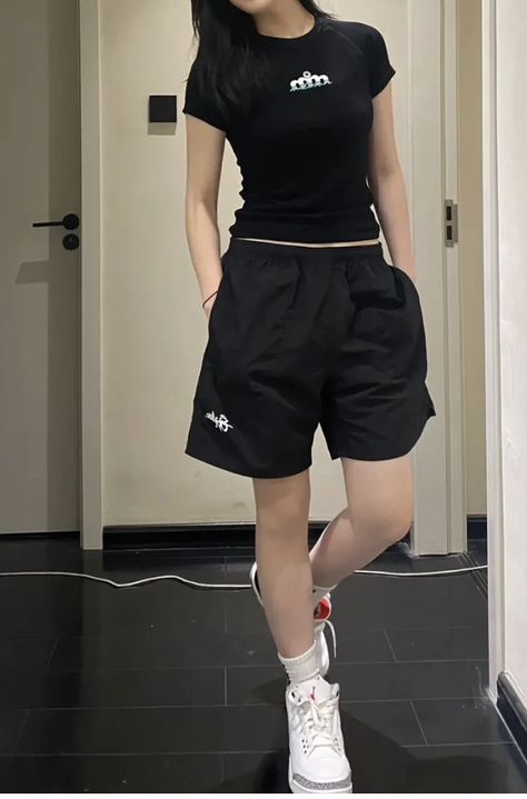 Black Casual Outfit, Retro Summer Outfits, Boyish Outfits, Clothes Y2k, Quick Outfits, Tomboy Outfits, Tomboy Style Outfits, Easy Trendy Outfits, Tomboy Fashion