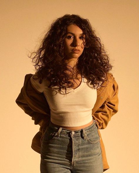 Alessia Cara Style, Alessia Cara, Brown Girl, Female Singers, Cute Celebrities, Celebrity Pictures, Female Artists, Outfit Idea, Role Models