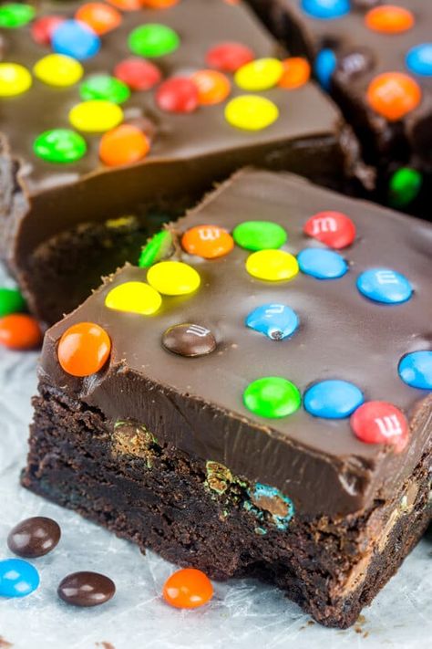 M&M Fudge Brownies Brownies Chocolate, Junk Food Snacks, Fudge Brownies, Fun Baking Recipes, Fudge Recipes, Chocolate Brownies, Home Chef, Brownie Recipes, Interesting Food Recipes