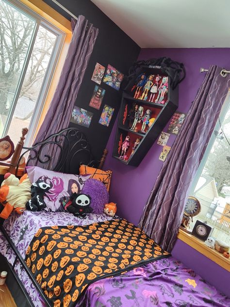 Purple Gothic Room, Scenemo Room Ideas, Neon Goth Bedroom, Mallgoth Bedroom, Scene Bedroom 2000s, Goth Kids Room, Mall Goth Bedroom, Scene Bedroom Ideas, Scenecore Bedroom