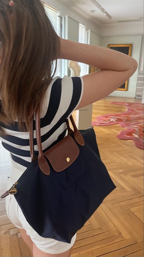 Trendy Large Handbags, Longchamp Le Pliage Blue, Navy Blue Longchamp Bag Outfit, Longchamp Navy Blue, Longchamp Navy Outfit, Long Champ Bag Outfit Style, Le Pilage Tote Outfit, Blue Longchamp Bag Outfit, Navy Blue Summer Outfits