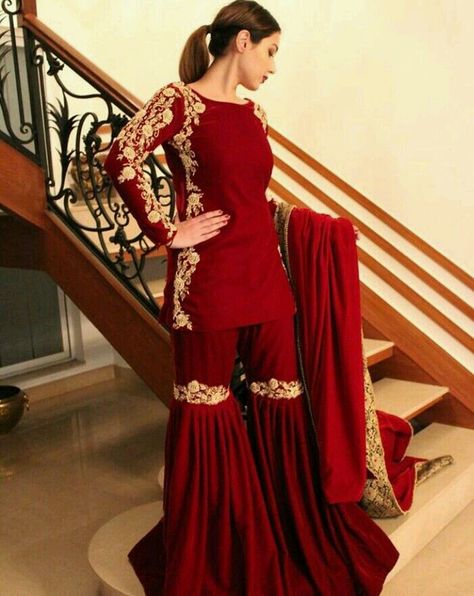 Simple yet elegant! Gharara Designs, Orang India, Sharara Designs, Pengantin India, Shadi Dresses, Sharara Suits, Gaun Fashion, Pakistani Wedding Outfits, Pakistani Dresses Casual