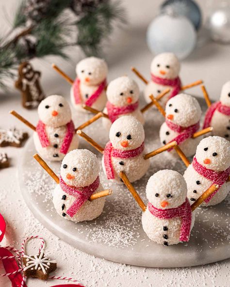 Coconut Snowmen https://www.rainbownourishments.com/coconut-snowmen/ Christmas Snacks Easy, Vegan Christmas Desserts, Jul Mad, Cute Snowmen, Coconut Truffles, Coconut Snowballs, Coconut Balls, Melting White Chocolate, Vegan Christmas