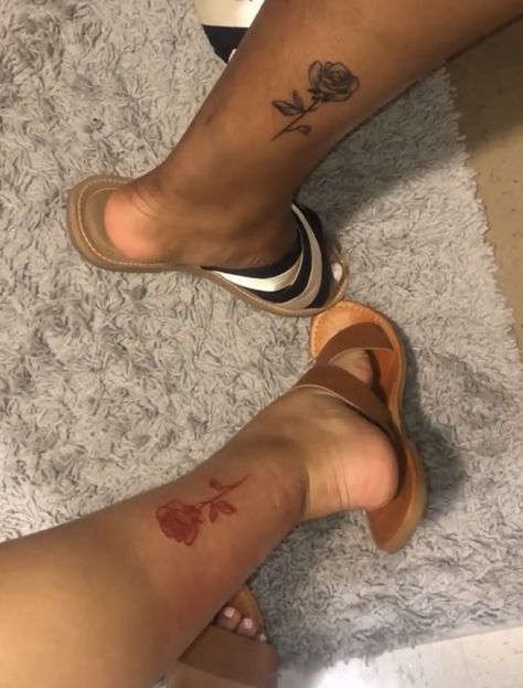 Baddie Sister Tattoos, Cousin Tattoos Black Women, Group Matching Tattoos Friends, Baddie Matching Tattoos For Best Friends, Matching Tattoos Rose, Matching Ankle Tattoos Sisters, Matching Tattoos For Best Friends Ankle, Matching Tats With Bestie, Y2k Word Tattoo