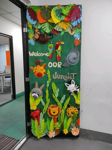 Jungle Classroom Door, Jungle Theme Classroom Decorations, Jungle Door, Rainforest Classroom, Preschool Jungle, Jungle Theme Decorations, Jungle Crafts, Decoration Creche, Jungle Theme Classroom