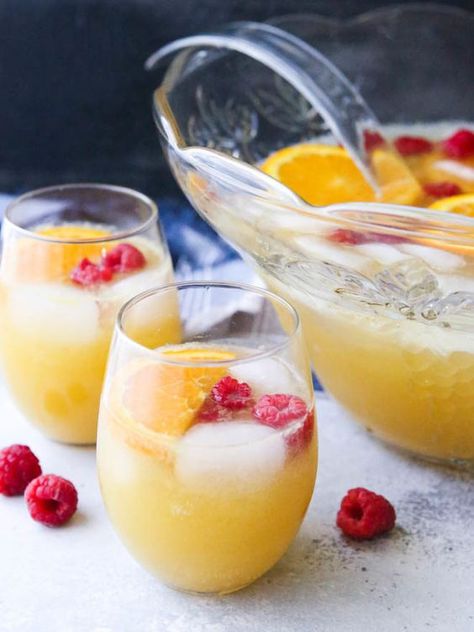 This big batch of mimosas served in a punch bowl is perfect for a brunch party! Big Batch Brunch Cocktails, Breakfast Punch, Mimosa Punch, Champagne Punch Recipes, Brunch Punch, Party Beverages, Christmas Drinks Alcohol Recipes, Alcoholic Punch Recipes, Completely Delicious