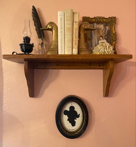 Single Shelf Decor Bedroom, Victorian Shelf Decor, Vintage Floating Shelf, Vintage Display Shelf, Vintage Floating Shelves, Wall Shelf Books, Vintage Bookshelf Aesthetic, Small Bookshelf Ideas, Vintage Wall Shelves