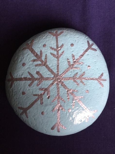 Snowflake Painted Rocks, Winter Painted Rocks, Lemon Plant, Christmas Pebble Art, Christmas Rocks, Christmas Craft Show, Lilo And Stitch Drawings, Diy Rock Art, Stone Art Painting