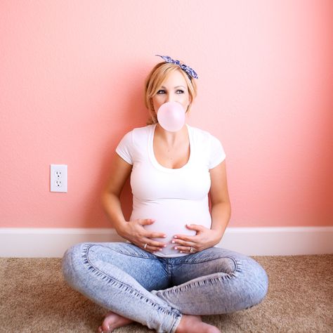 Bubblegum Maternity Photo, Bubble Gum Maternity Pictures, Bubblegum Photoshoot, Bubblegum Bubble, Cute Personality, Lay Photo, Maternity Ideas, Maternity Pics, Candy Girl