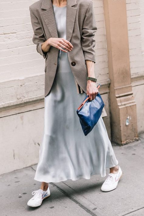 Give Your Slip Dress a Menswear-Inspired Makeover This Season Walking Down The Street, Street Style Fall Outfits, Simple Fall Outfits, Outfit Vintage, Autumn Street Style, Fashion Weeks, Nyc Fashion, A Skirt, Plaid Fashion