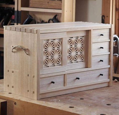 Wood Tool Box, Japanese Woodworking, Japanese Furniture, Wood Worker, Christmas Wood Crafts, Wood Tools, Woodworking Furniture, Graphic Designs, My New Room