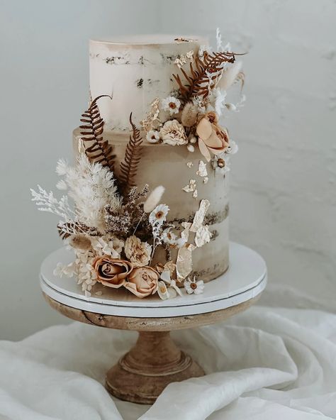 30 WEDDING DESSERT IDEAS BY CAKE HOUSE - CELEBRATING HUMANS IN LOVE. Rustic Cake Ideas Wedding, Rustic Boho Wedding Cake And Cupcakes, Rustic Chic Wedding Cake, Western Wedding Cakes Rustic, Wedding Cake Boheme, Wedding Cake Boho Rustic, Boho Cake Wedding, Boho Western Wedding Cake, Western Wedding Cake Ideas