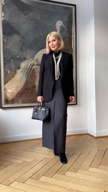 Black With Pearls Outfit Classy, Lady Like Outfits, Old Woman Outfit, Classic Style Women Outfits, Matured Look Outfit, Old Woman Style, Women Over 40 Outfits, Stylish Women Over 50, Old Women Fashion