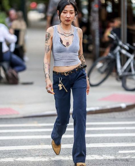 Cowboy Boot Outfits Grunge, 90s Chill Outfit, Jenny Welbourn, Jorts Fashion, Paparazzi Fashion, Cold Fashion, Streets Of New York, Trends For 2024, Outfits Streetwear