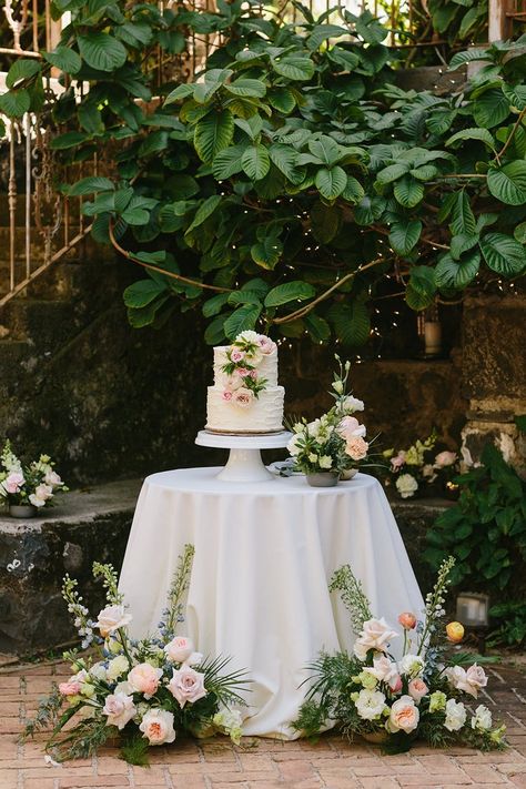 Sarah & Luke — Bella Bloom Maui Cake Table Flower Arrangements, Simple Cake Table Decor, Cake Table Flowers, Nikah Decor, Cake Table Decorations, Wedding Colours, Wedding Cake Table, Flowers Cake, Cake Flowers