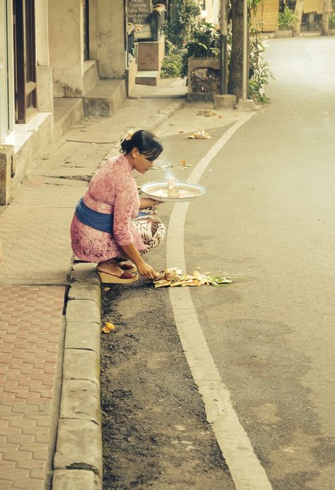 Street photography, Hindu offerings in Ubud #Bali Street Photography Model, Bali Photography, Street Photography Graffiti, Street Photography Tips, Street Photography Portrait, Street Photography Urban, Street Photography People, London Street Photography, City Streets Photography