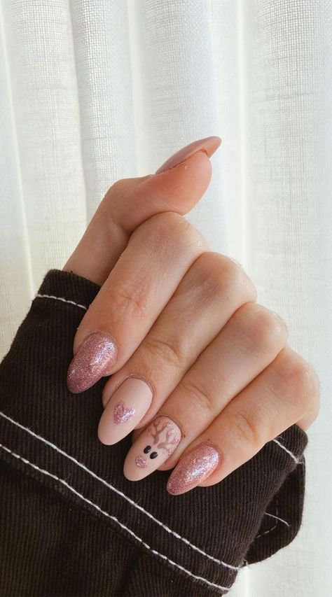 50+ Fab Christmas Nail Designs & Ideas : Glitter Pink, Heart & Reindeer Nails Pink Reindeer Nails, Reindeer Nails, Xmas Nail Designs, Nail Art Noel, Unghie Sfumate, Salon Nails, December Nails, Christmas Gel, Red Christmas Nails