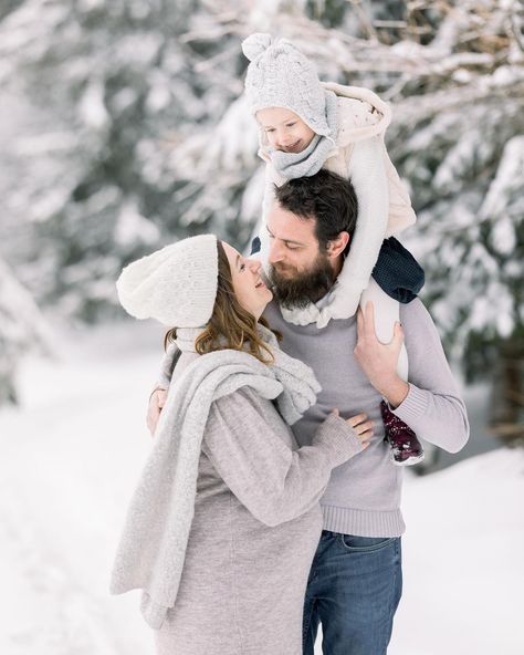 @irynapinhophotography on Instagram: “One of my favorite sessions, the snow, beautiful family and so much love to capture! What do you love to see the most: family or maternity…” Pregnancy Pregnancy photoshoot Grávida Sessão grávida Maternity Pregnant outfit