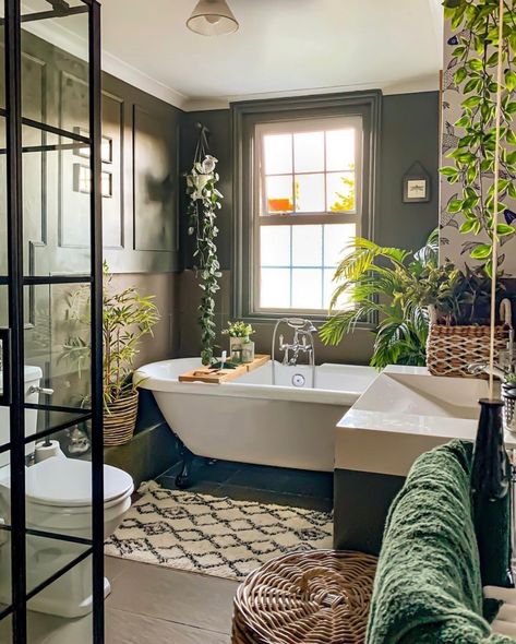 Bathrooms With Clawfoot Tubs, Jungle Bathroom, Bathroom Vibes, Big Bathtub, Vintage Style Bathroom, Bathroom Shower Doors, Bathroom Green, Diy Bathroom Makeover, Green Oasis