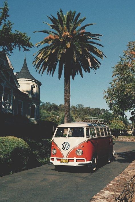 Iphone Wallpaper Architecture, Volkswagen Vintage, Volkswagen Van, Vintage Vw Bus, Combi Volkswagen, Beach Cars, Campervan Life, Combi Vw, Vintage Volkswagen