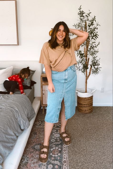 Denim Skirt Outfit Spring, Denim Skirt Outfit Plus Size, Plus Size Denim Skirt Outfit, Jean Skirt Outfits Plus Size, Midi Jean Skirt Outfits, Skirt Outfit Denim, Denim Midi Skirt Outfit, Denim Skirt Outfit, Spring Skirt Outfits