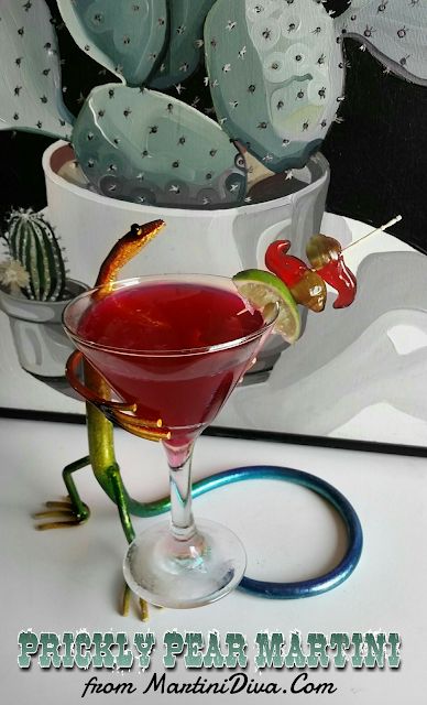 Cactus Cocktail, Pear Martini Recipe, Prickly Pear Recipes, Pear Drinks, Prickly Pear Juice, Cactus Pear, Pear Martini, Cactus Pears, Pear Cocktails