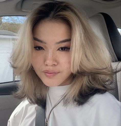 Dyed Hair With Black Roots, Black Tip Hair Blonde, Bleached Dark Hair, Blonde Black Ombre, Blonde Hair With Tips Dyed, Blonde Dyed Hair Ideas, Blond Hair With Colored Tips, Blonde With Dyed Tips, Short Blonde Hair With Black Tips