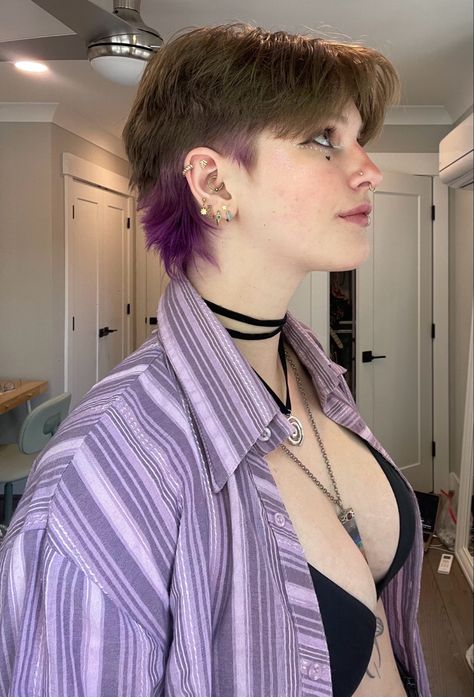 Lesbian Hair Dye Ideas, Lesbian Short Hairstyles, Queer Earrings Aesthetic, Pixie Haircut Dye Ideas, Dyed Undercut Short Hair, Enby Haircuts Short, Side Bang Pixie Cut, Short Hair Styles Gender Neutral, Short Pixie Haircuts For Thick Hair Undercut