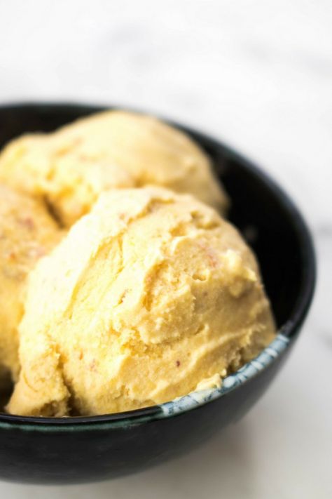 This creamy homemade peach ice cream recipe is the perfect Summer dessert, filled with peaches, brown sugar, liquid cream and yogurt. Peach Sorbet Recipe, Lavender Honey Ice Cream, Peach Ice Cream Recipe, Homemade Peach Ice Cream, Chocolate Popsicles, Honey Ice Cream, Matcha Chocolate, Peach Ice Cream, Peach Sorbet